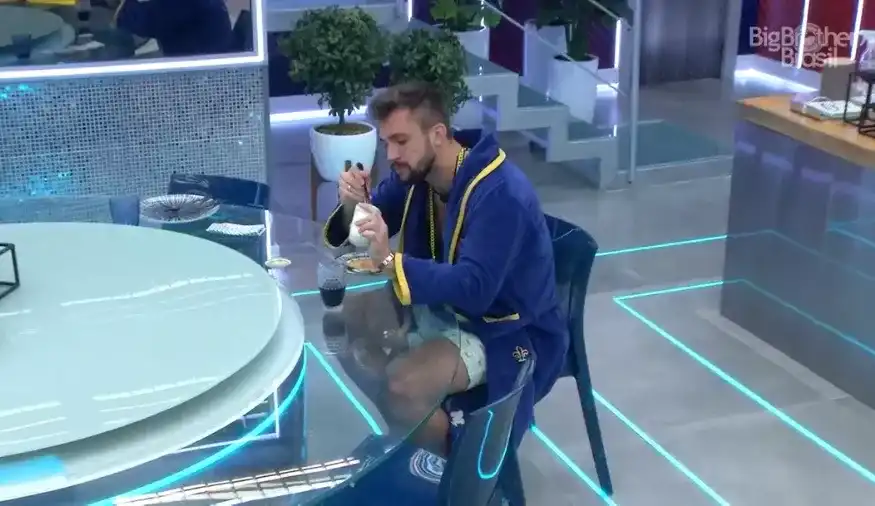 Arthur confessa que era a fim de Sarah