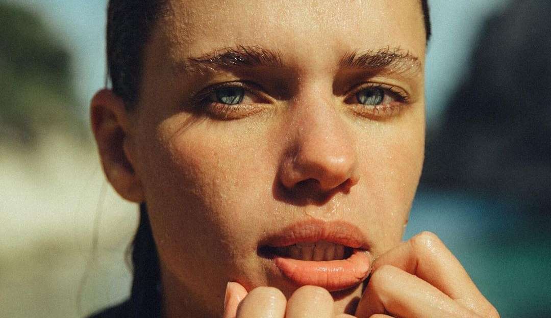 Bruna Linzmeyer recebe críticas ao posar de biquíni com pelos na virilha e axilas