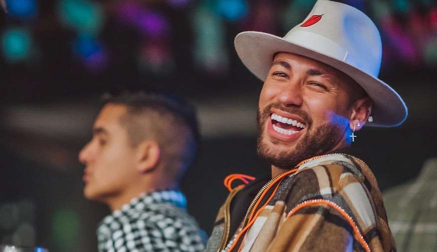 Após a Copa, Neymar faz festa para jogadores da seleção e famosos