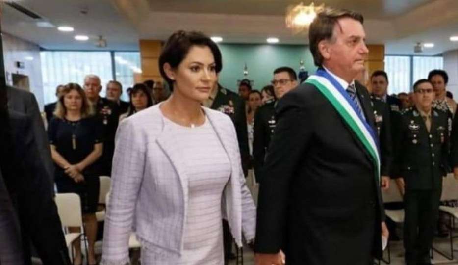 Imagem de Bolsonaro vestindo faixa volta a circular nas redes e apoiadores criam teorias: “mensagem?”