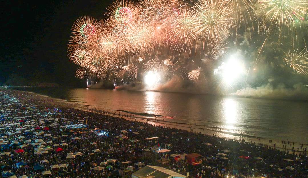 Copacabana começa a ser preparada para o Réveillon 2023