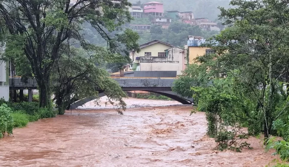 Chuva provoca transbordamento de rio e ruas alagadas em Minas Gerais