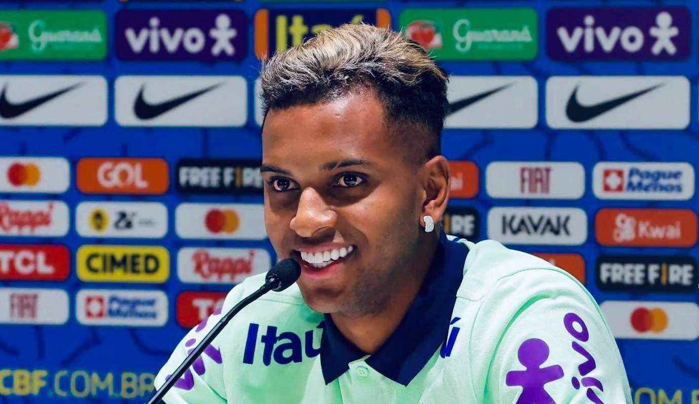 O jogador Rodrygo Goes conheceu enfim os filhos gêmeos
