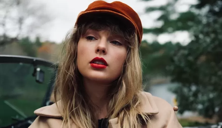 Midnights: Desbancando álbuns natalinos, Taylor Swift é #1 das paradas britânicas