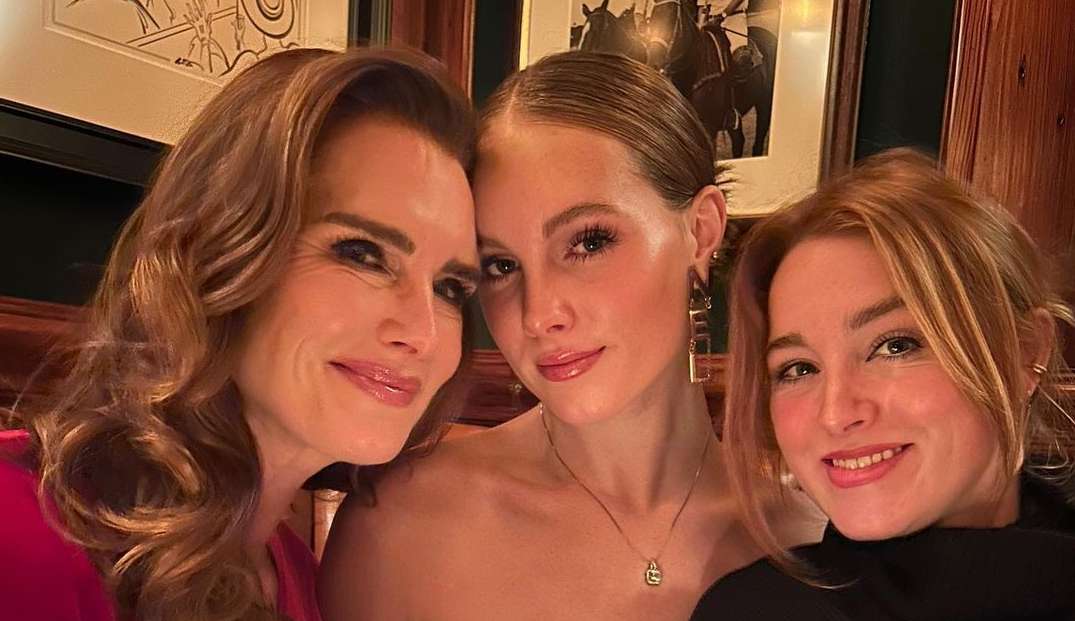 Brooke Shields impressiona internautas por semelhança incrível com suas filhas