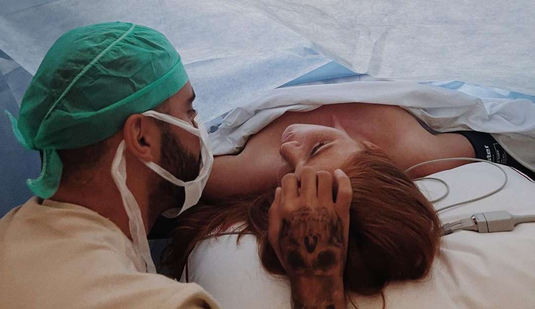 Pedro Scooby e Cintia Dicker recebem Aurora, primeira filha do casal