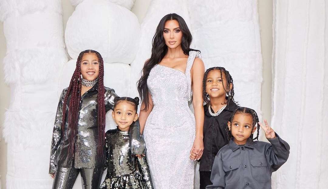Kim Kardashian posta foto com os filhos e recebe críticas