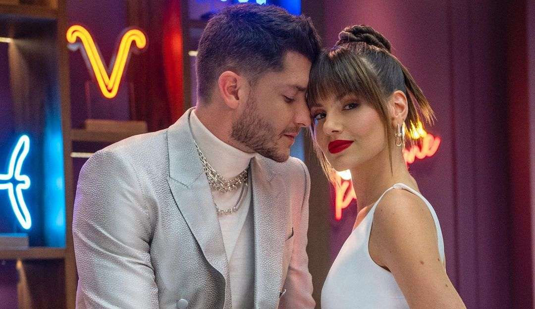 Camila Queiroz e Klebber toledo protagonizam momento romântico em Trancoso, na Bahia