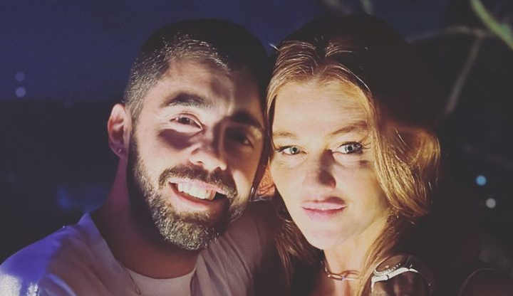 Cintia Dicker recebe alta da maternidade e passa réveillon em casa com Pedro Scooby