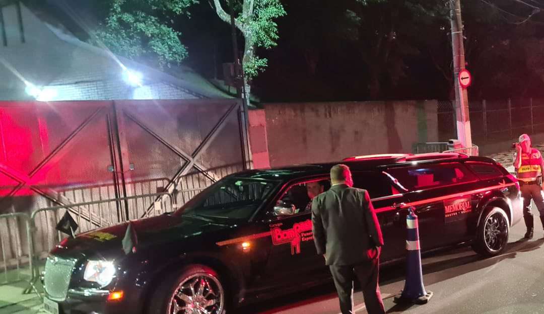 Corpo de Pelé chega a santos para velório e sepultamento