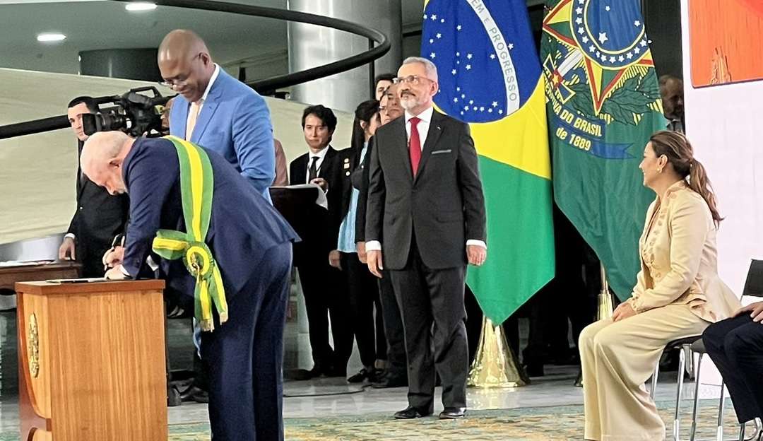 Bolsa Família de R$600 e isenção sobre combustíveis são as primeiras MPs assinadas por Lula