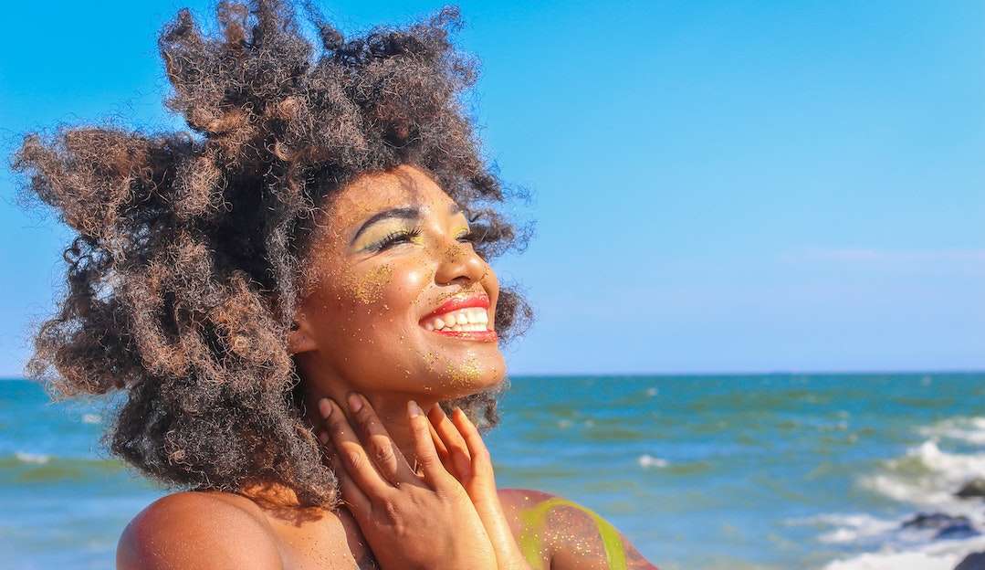 Cuidados essenciais com os cabelos crespos e cacheados no verão