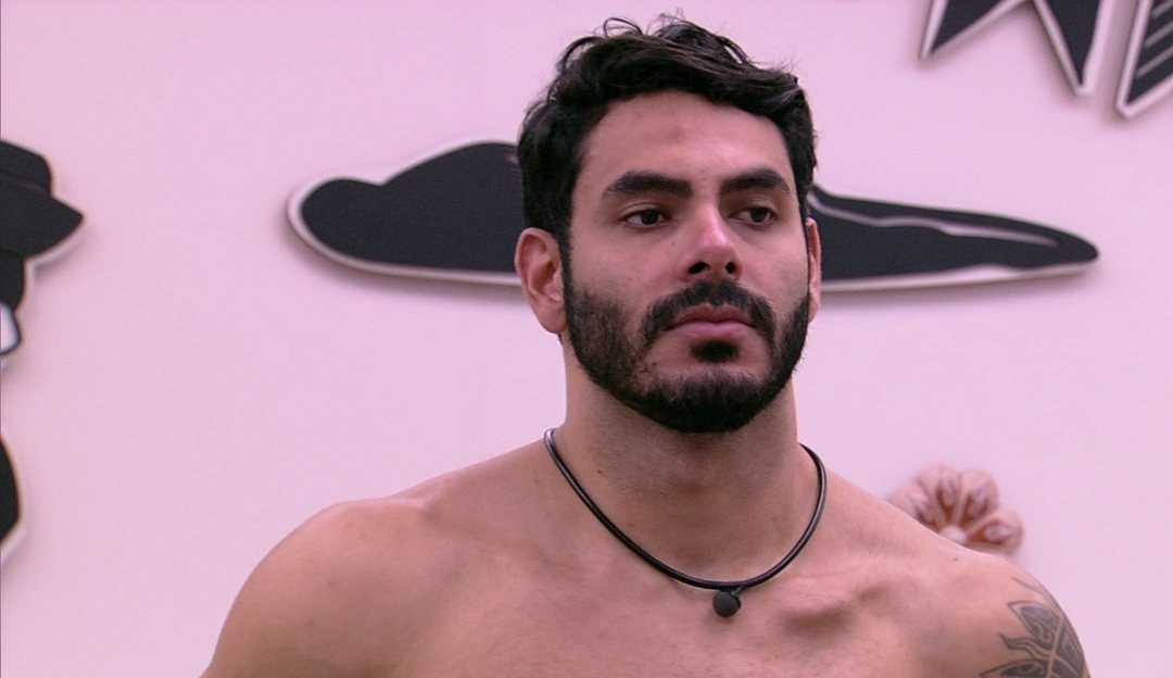 Rodolffo  distribui emojis para brothers