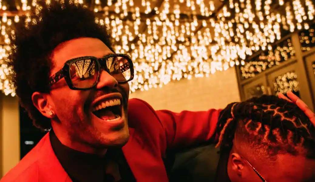 “Blinding Lights” alcança o feito de música mais transmitida do Spotify