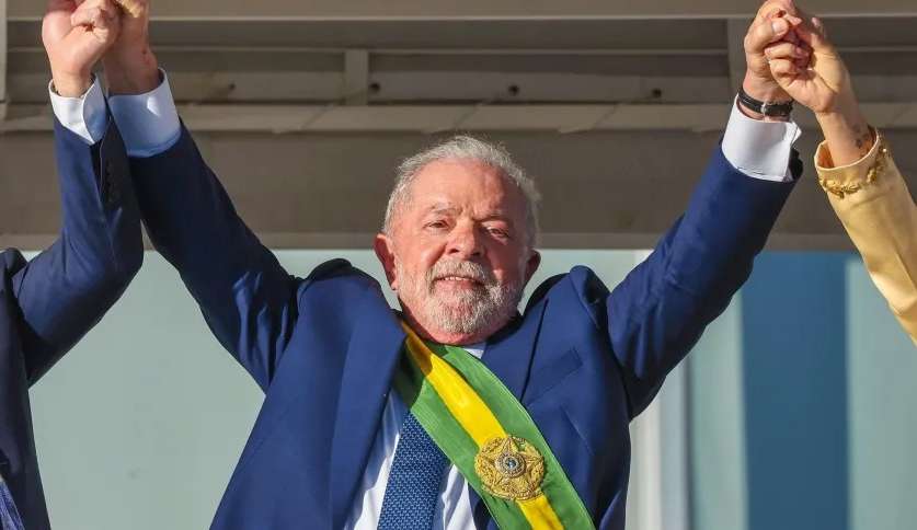 Precisando redundar ações do ex-presidente, Lula chega na presidência com recorde de atos na largada do governo