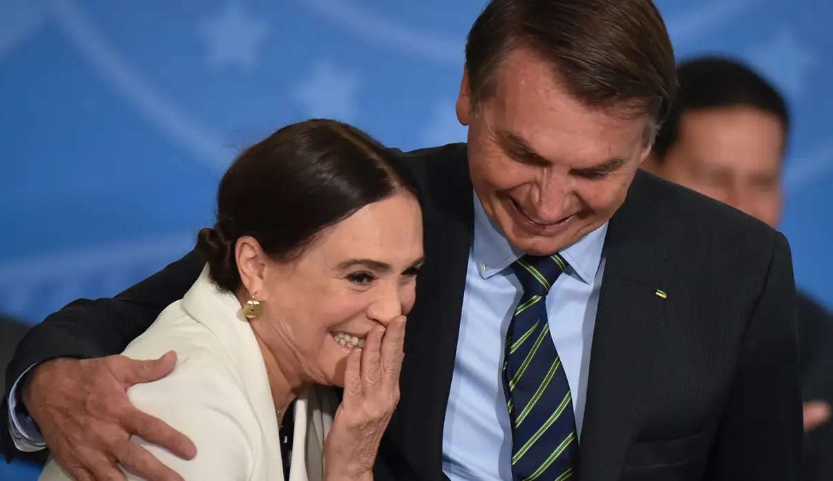 Regina Duarte compartilha fake news sobre faixa presencial e é criticada por Elisa Lucinda