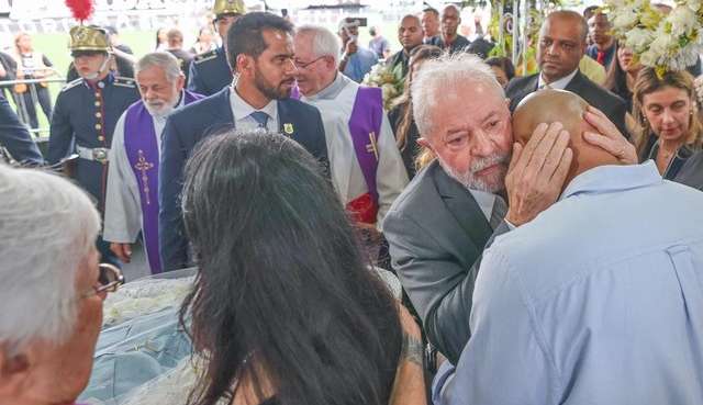 Presidente Lula deixa mensagem de despedida a Pelé pouco antes de ir a velório