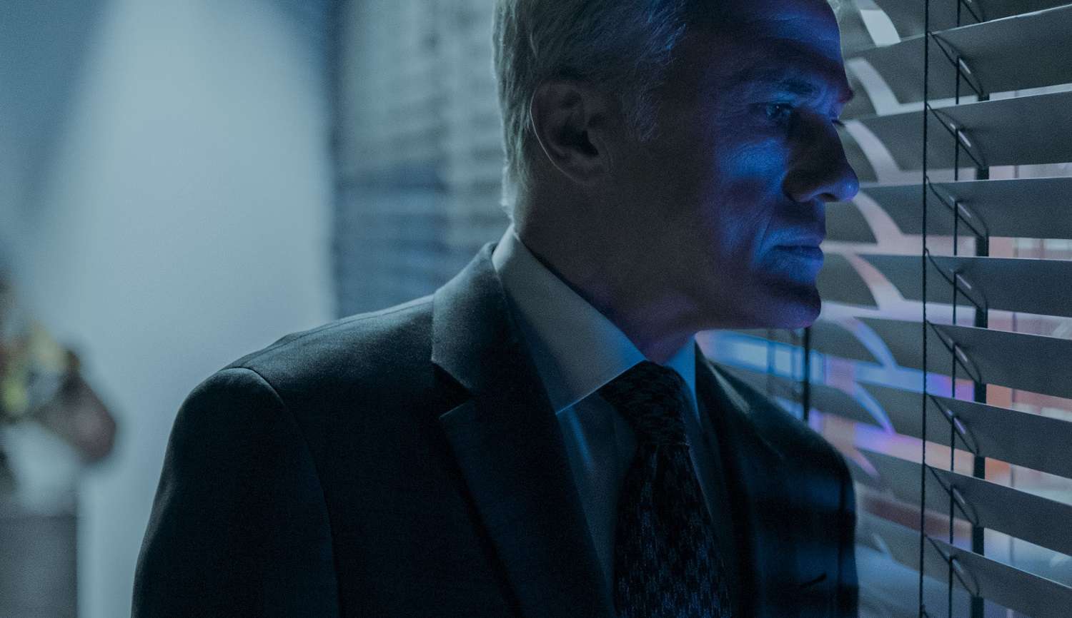 “The Consultant”: série de suspense com Christoph Waltz tem primeiro teaser divulgado