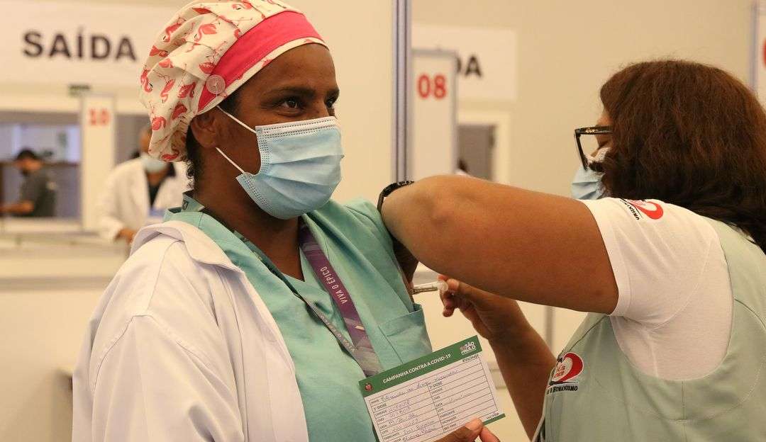 Brasil apresenta defasagem na aplicação de doses de reforço contra a covid-19