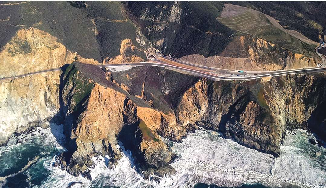 Família sobrevive após carro da Tesla despencar em penhasco na Califórnia