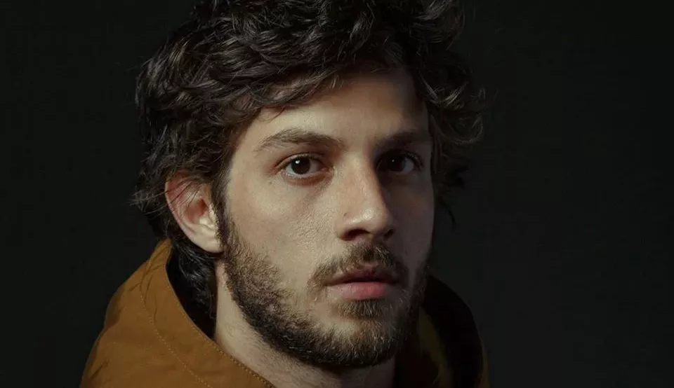 Chay Suede fala sobre reta final da novela ‘Amor de Mãe’