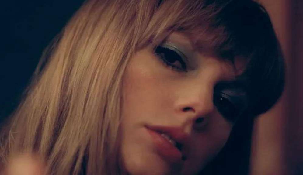 “Midnights” ganha novas capas e material bônus buscando impulsionar vendas