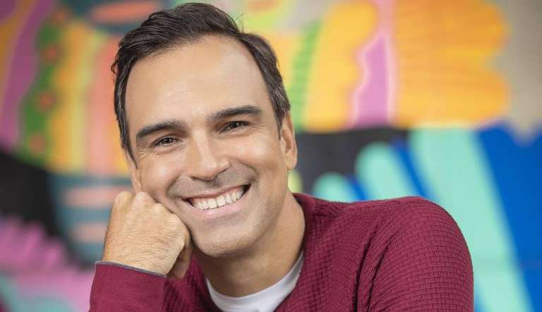 Tadeu Schmidt de visual novo para o grande dia!