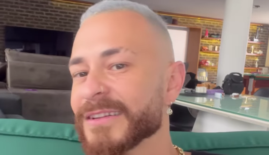 Após “nevar” no final do ano, Fred mostra o cabelo caindo. Entenda