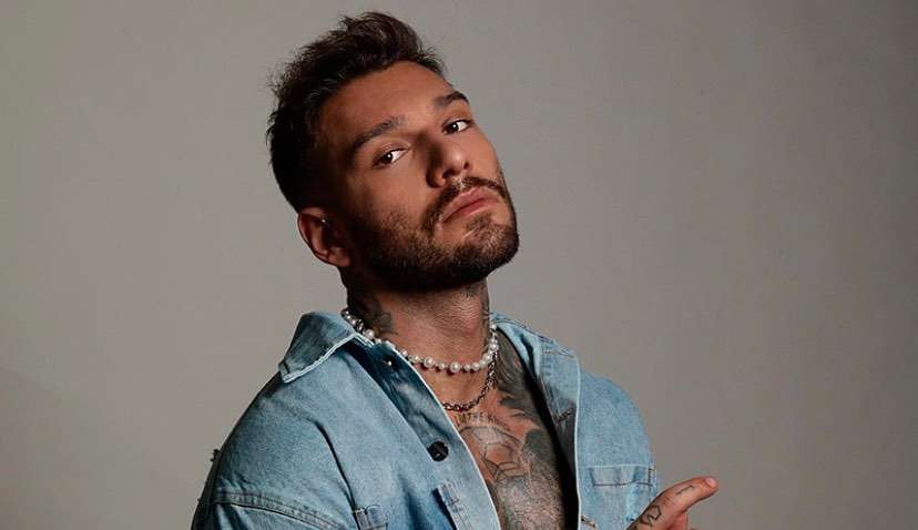 Lucas Lucco está curtindo a vida de solteiro em uma boate em Santa Catarina