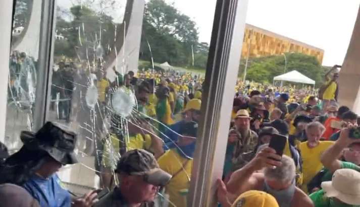 Veja crimes que os invasores dos prédios do governo podem responder