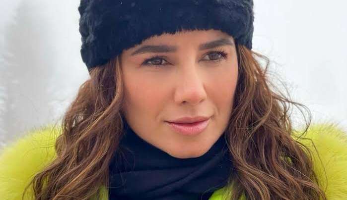 Paula Fernandes curte férias na França e reflete “Seja Você mesmo”