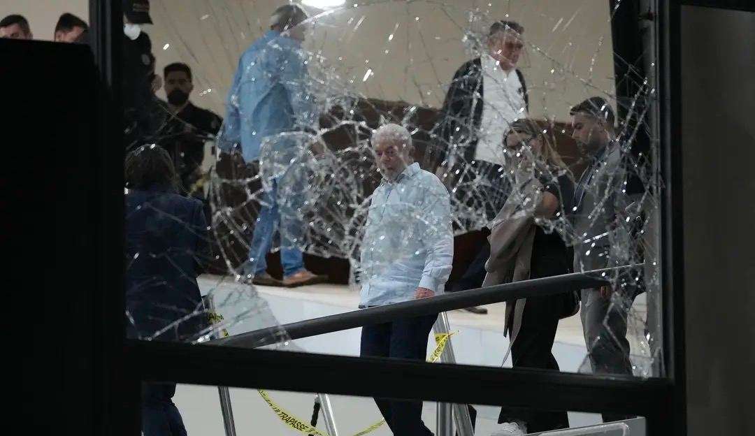 Lula retorna às pressas à Brasília para acompanhar de perto os estragos feitos durante atos terroristas