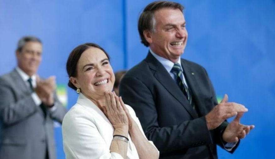 Regina Duarte se silencia sobre protestos golpistas no DF e exalta Bolsonaro.