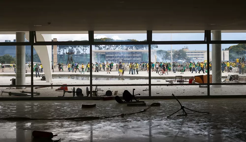 Atos terroristas deixa cenário da Praça dos Três Poderes destruído