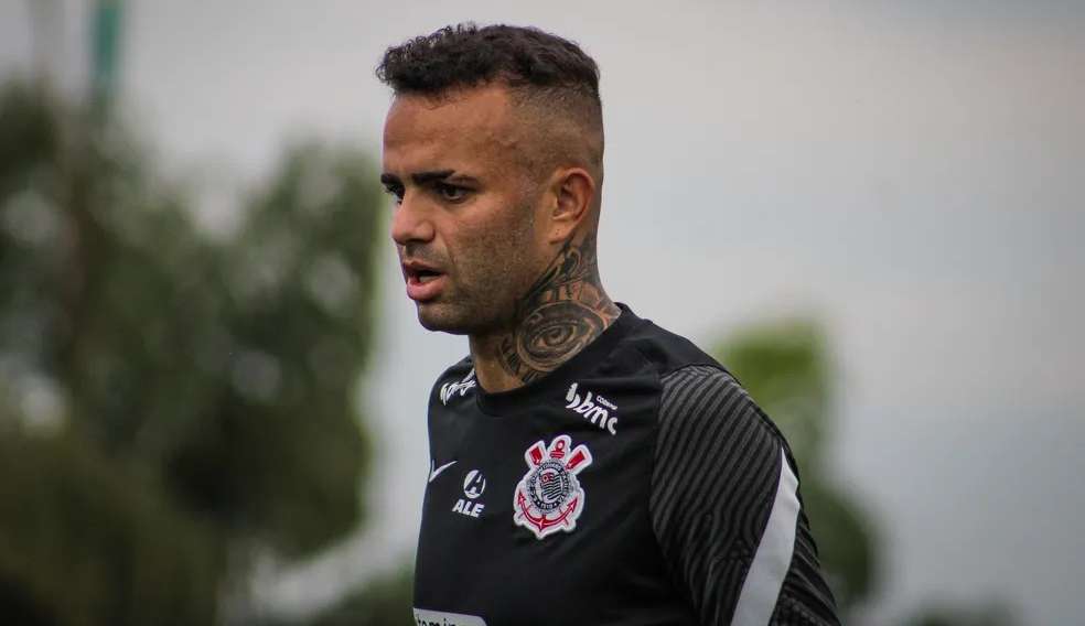 Luan volta ao Corinthians e treina separado, aguardando propostas para um novo contrato