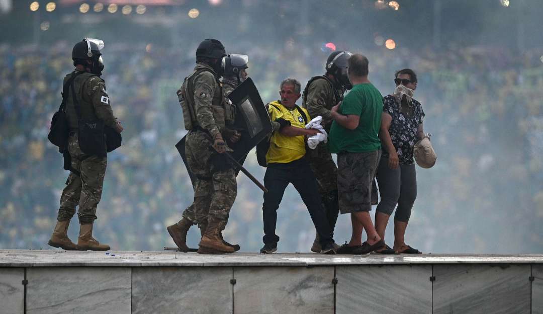 Apoiadores de Bolsonaro são vacinados contra Covid após chegarem em presídios