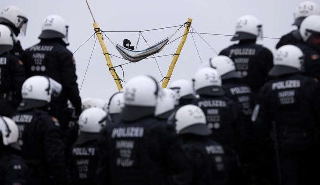 Manifestantes lutam por Lützerath contra a queima de combustíveis fosseis