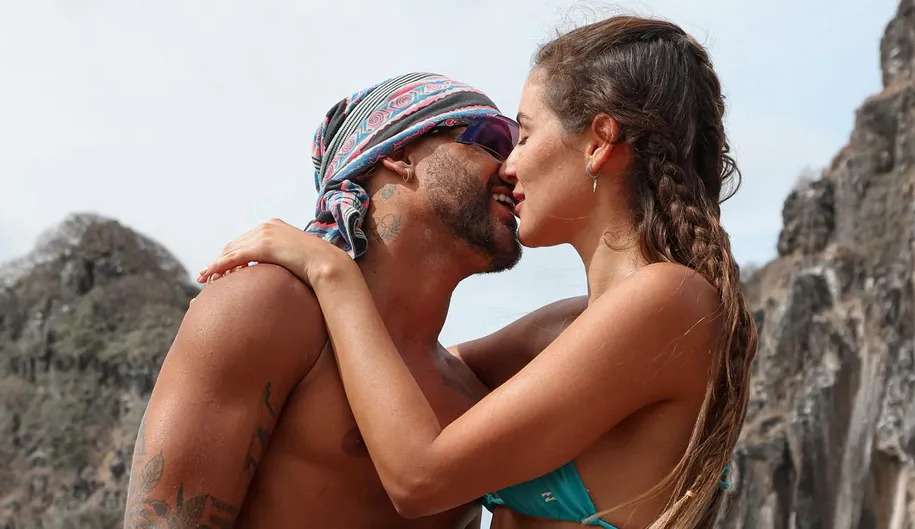 Ítalo Ferreira comemora 1 ano de namoro com Ana Clara em Fernando de Noronha