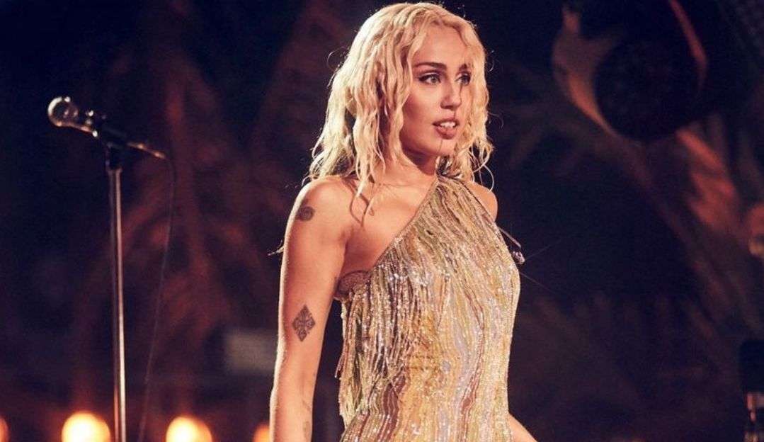 Miley Cyrus aborda amor próprio em  “Flowers”