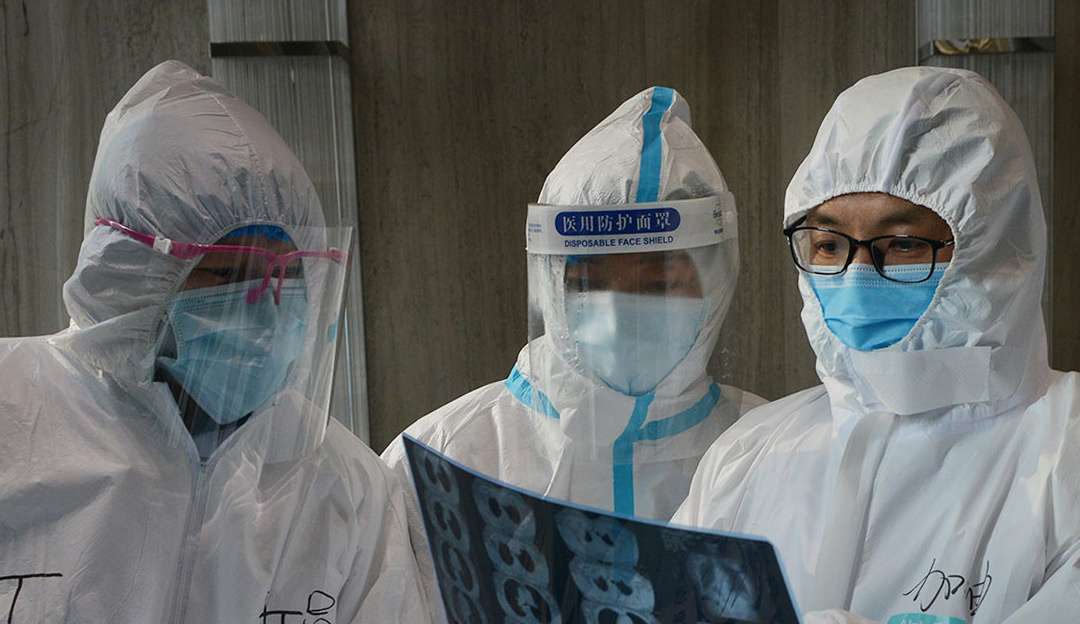 China deixa de divulgar dados diários sobre a Covid-19 durante explosão de casos