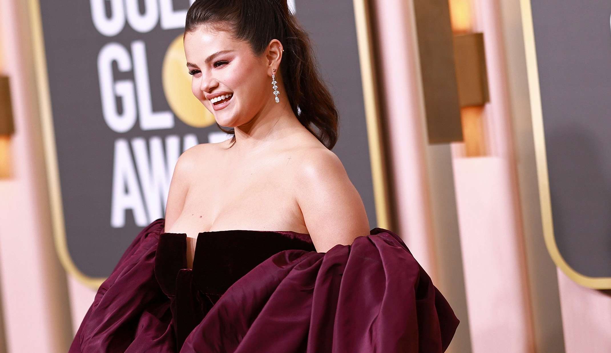 Selena Gomez rebate os haters sem sair do salto