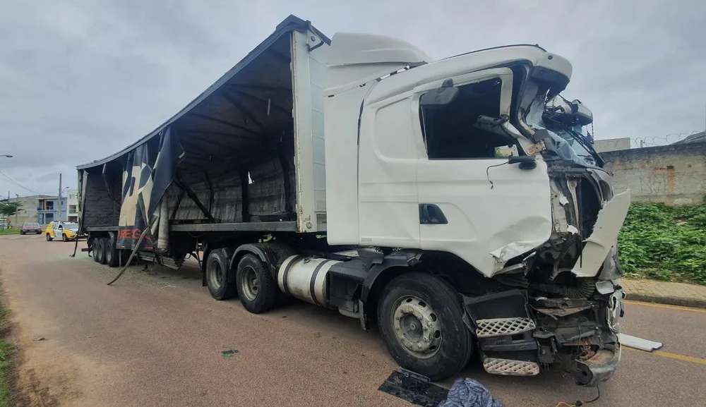 Caminhão colide com 12 veículos em Curitiba