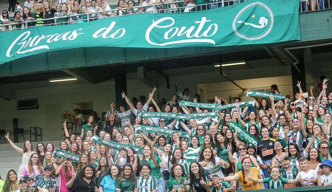 Torcida só de mulheres e crianças faz a festa nas arquibancadas em jogo do Coritiba