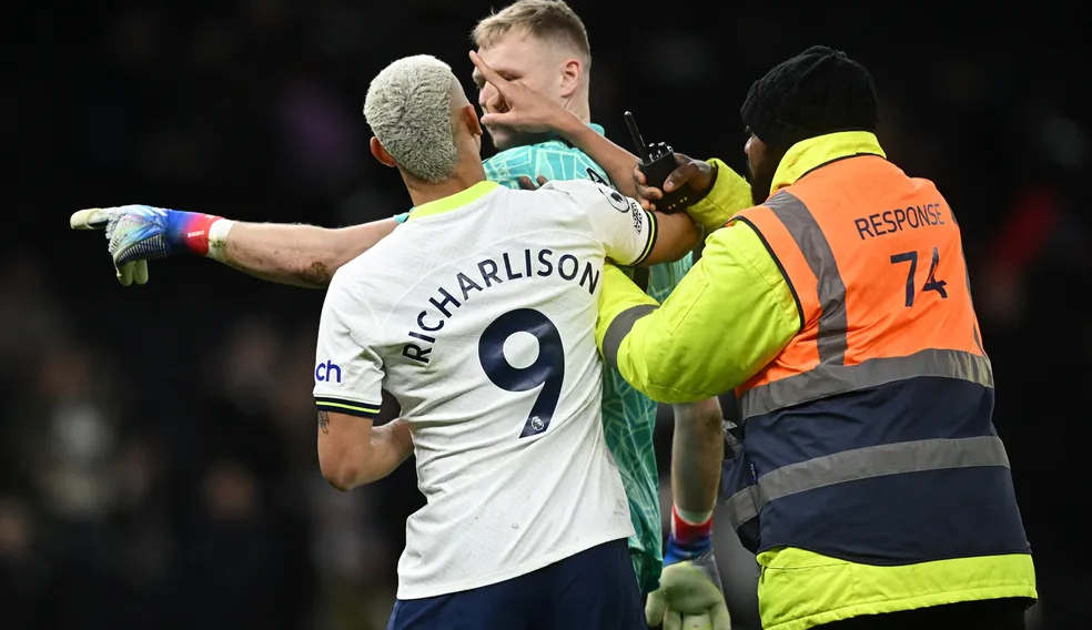Em dérbi quente, Richarlison discute com brasileiros do Arsenal