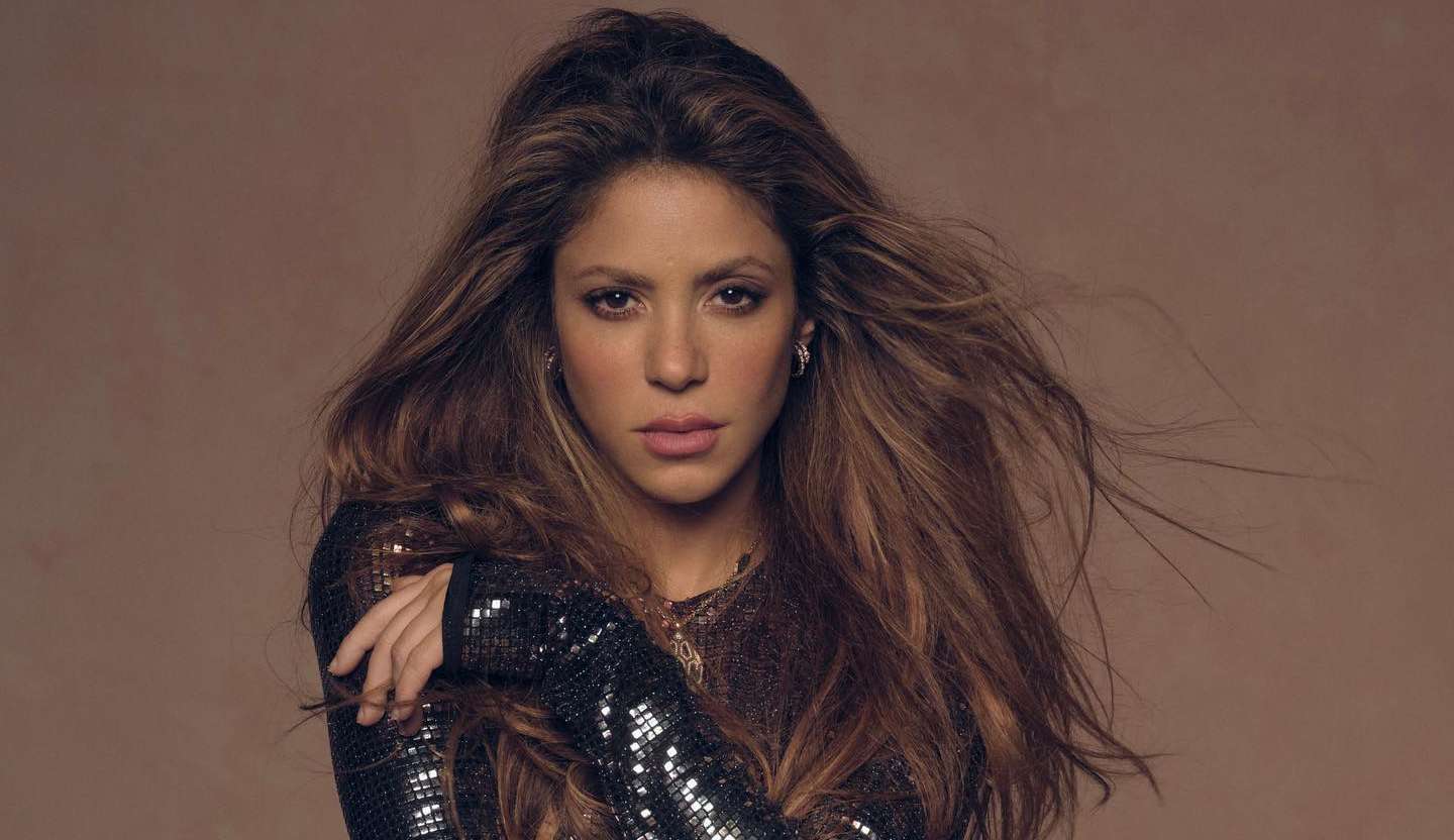 Shakira sobe muro que separa sua casa da ex-sogra