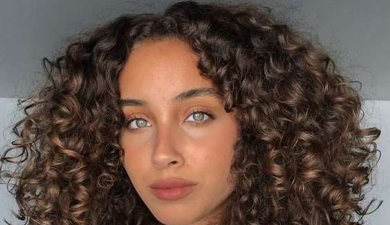 Penteados tendência para cacheadas