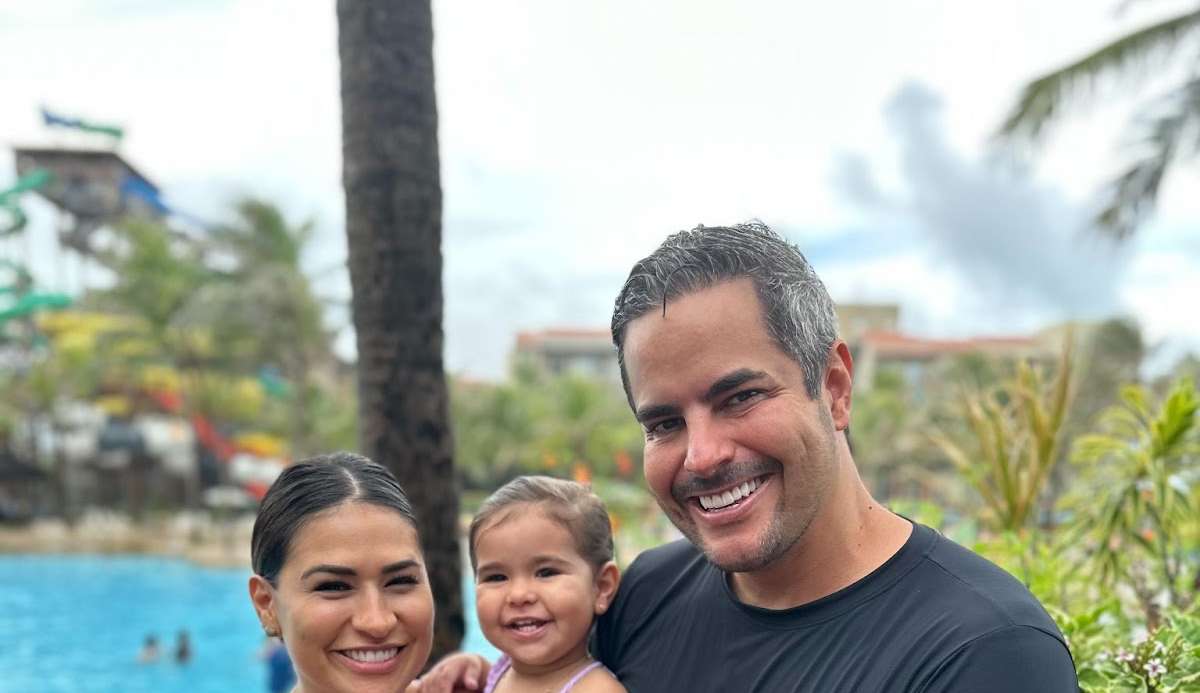 Simone Mendes e Kaká Diniz se divertem com os filhos no Beach Park