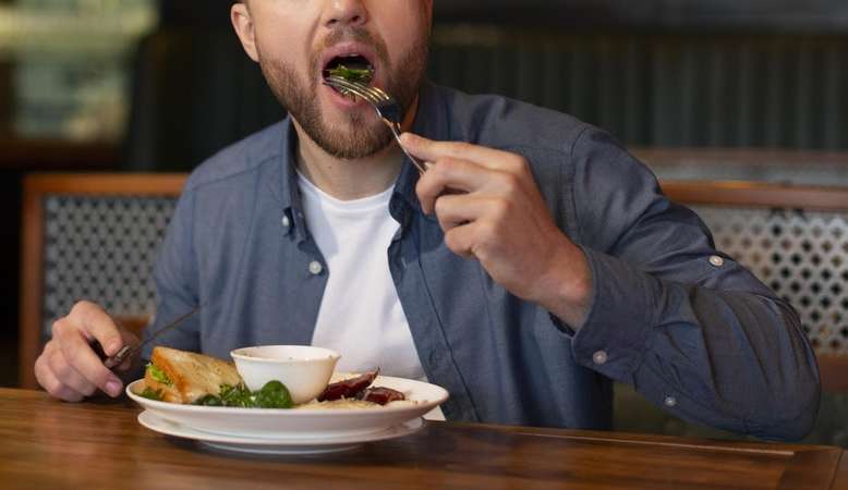 Mastigação incorreta pode causar alterações na aparência e aumento de peso