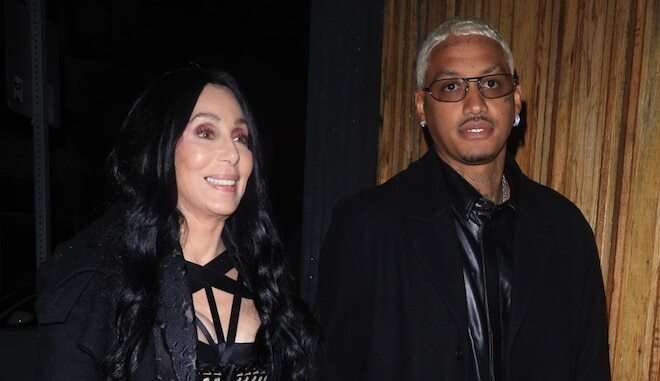 Cher é vista com namorado em jantar e mostra o anel de diamantes que recebeu de presente