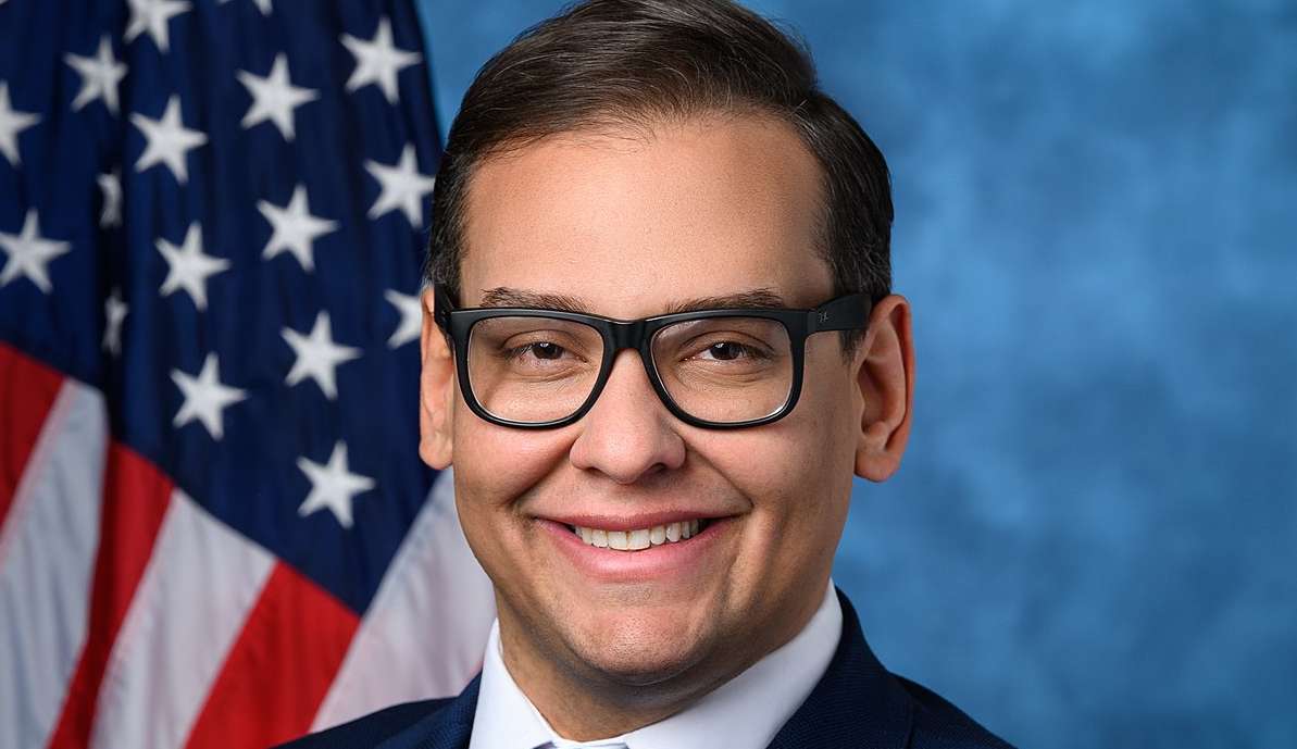 George Santos, filho de brasileiros, é acusado de mentir em sua campanha eleitoral